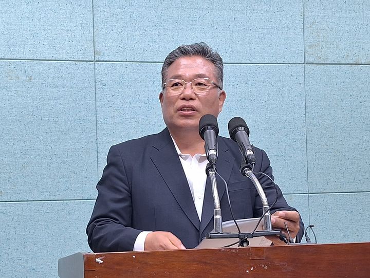 [전주=뉴시스] 최정규 기자 = 김종회 전 국회의원이 김제·부안·군산을 재·보궐 선거에 무소속 출마를 선언하고 있다. 2026.05.08. *재판매 및 DB 금지