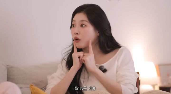 [서울=뉴시스] 22일 유튜브 채널 '유라유라해'에는 '하루에 143걸음 걷는 유라와 골때녀 캡틴 희정은 놀랍게도 찐친이다 l #유라 Girl's Talk 김희정'이라는 제목의 영상이 올라왔다. (사진=유튜브 채널 '유라유라해') 2026.05.23. photo@newsis.com *재판매 및 DB 금지