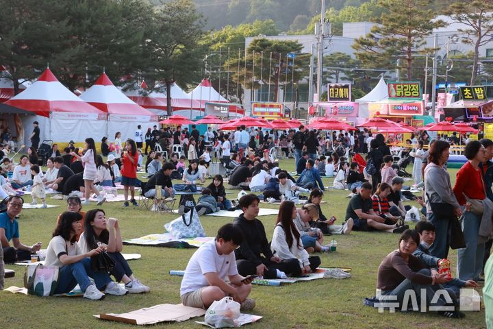 [괴산=뉴시스] 22일 충북 괴산군 유기농엑스포 광장에서 열린 '2026 괴산빨간맛페스티벌' 행사장에서 방문객들이 개막 축하공연을 기다리고 있다. (사진= 괴산군 제공) 2026.05.23. photo@newsis.com *재판매 및 DB 금지