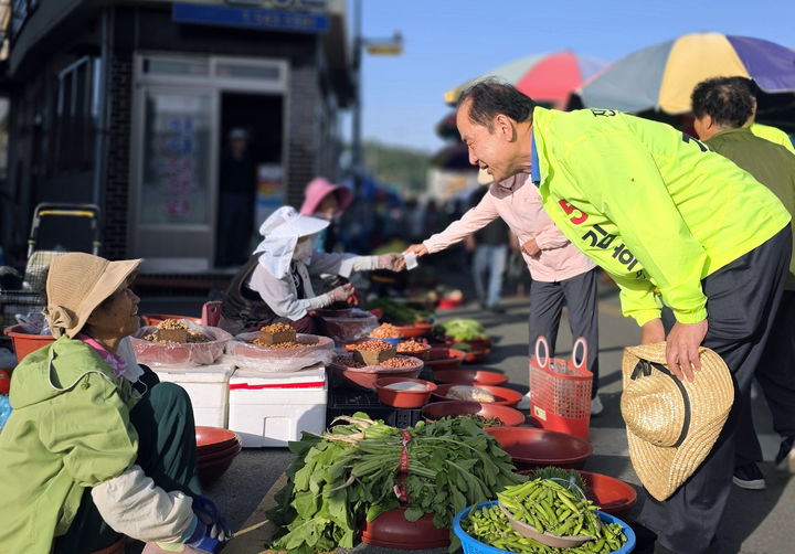 [진도=뉴시스]시장을 찾아 인사하는 김희수 무소속 진도군수 후보. (사진=김희수 진도군수 후보 선거사무소 제공) 2026.05.23. photo@newsis.com *재판매 및 DB 금지