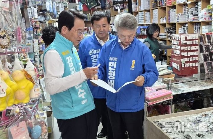 [강진=뉴시스]22일 무소속 강진원 강진군수 후보가 더불어민주당 민형배 전남광주특별시장에게 건의한 정책을 설명하고 있다.(사진 강진원후보측 제공)