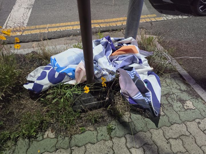 [울산=뉴시스] 더불어민주당 김봉민 울주군 제2선거구 울산시의원 후보는 지난 22일 오후 7시10분께 언양읍 언양삼교사거리에 걸린 김 후보의 선거 현수막이 무단으로 철거된 상태로 발견됐다고 23일 밝혔다. (사진= 김봉민 후보 제공) 2026.05.23.photo@newsis.com *재판매 및 DB 금지