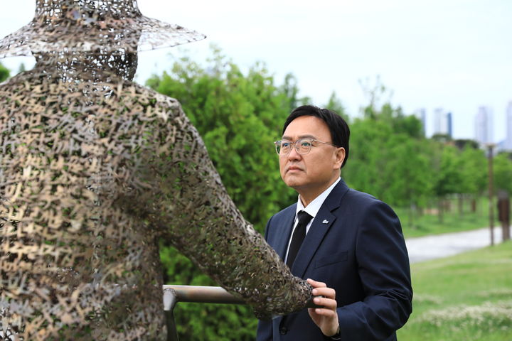 [세종=뉴시스] 송승화 기자 = 23일 세종시 세종호수공원 바람의 언덕에 설치된 고 노무현 대통령 조형물을 바라보는 조상호 더불어민주당 세종시장 후보. 2026.05.23. ssong1007@newsis.com *재판매 및 DB 금지