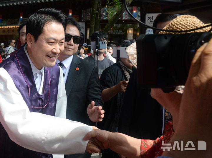 [전주=뉴시스] 김얼 기자 = 장동혁 국민의힘 당대표가 23일 전북 전주시 전주한옥마을을 방문해 유세활동을 하고 있다. 2026.05.23. pmkeul@newsis.com