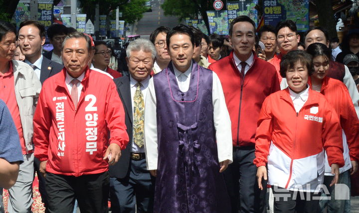 [전주=뉴시스] 김얼 기자 = 장동혁 국민의힘 당대표가 23일 전북 전주시 전주한옥마을을 방문해 유세활동을 하고 있다. 2026.05.23. pmkeul@newsis.com