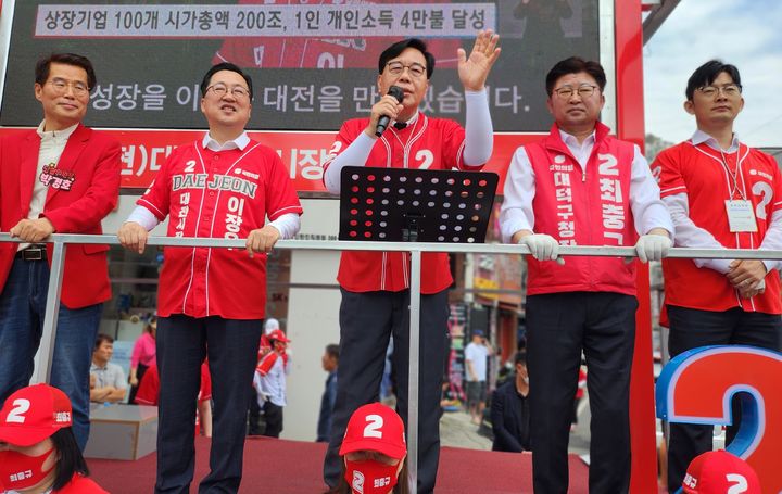 [대전=뉴시스] 조명휘 기자 = 송언석 국민의힘 원내대표가 11일 대전 대덕구 신탄진 시장에서 이장우 대전시장과 최충규 대덕구청장 후보에 대잔 지원유세를 하고 있다. (사진= 최후보 선대위 제공) 2026.05.23. *재판매 및 DB 금지