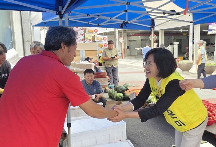 [광주=뉴시스] 강은미 정의당 전남광주통합특별시장 후보가 23일 오전 광주 광산구 송정오일장에서 유세 활동을 하고 있다. (사진 = 강은미 캠프 제공) 2026.5.23. photo@newsis.com *재판매 및 DB 금지
