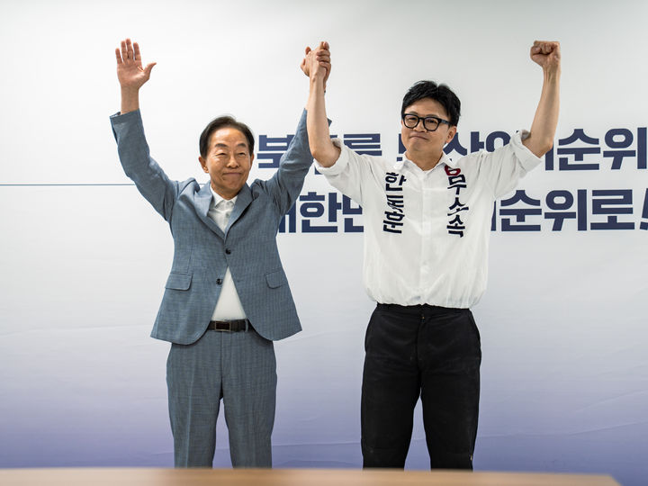 [부산=뉴시스] 고(故) 김영삼(YS) 전 대통령의 차남인 김현철(왼쪽) 김영삼대통령기념재단 이사장이 23일 한동훈 무소속 부산 북구갑 국회의원 보궐선거 선거사무소를 방문해 지지하고 있다. (사진=한동훈 캠프 제공) 2026.05.23. photo@newsis.com *재판매 및 DB 금지