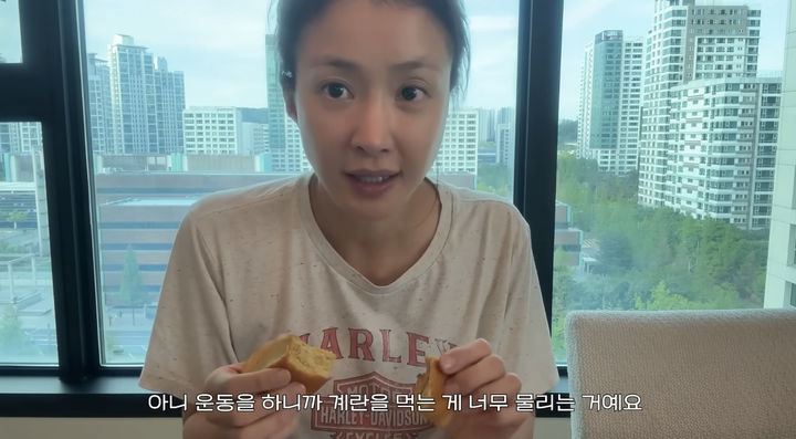 [서울=뉴시스] 배우 이시영이 운동 후 즐겨 먹는 자신만의 초간단 달걀빵 레시피를 공개했다. (사진=뿌시영 유튜브 캡처)  *재판매 및 DB 금지