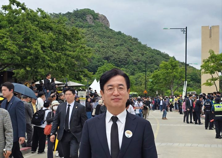 [대전=뉴시스] 조명휘 기자 = 6·3지방선거 공식선거운동 첫날인 23일 더불어민주당 허태정 대전시장 후보가 노무현 대통령 서거 17주기를 맞아 봉하마을을 찾아 사진을 찍고 있다. (사진= 허 후보 SNS) 2026.05.23. photo@newsis.com *재판매 및 DB 금지