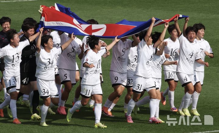 [수원=뉴시스] 조성봉 기자 = 23일 오후 경기 수원종합운동장에서 열린 2025~2026시즌 아시아축구연맹(AFC) 여자 챔피언스리그(AWCL) 결승전 도쿄 베르디 벨레자와 내고향여자축구단의 경기에서 1-0으로 우승을 차지한 내고향 선수들이 경기장을 돌며 관중들에게 인사를 하고 있다. 2026.05.23. suncho21@newsis.com