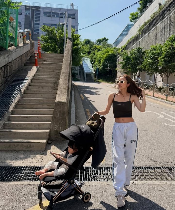 [서울=뉴시스] 가수 겸 배우 손담비가 딸과 함께한 일상을 공개했다. (사진=인스타그램 캡처) 2026.05.23. photo@newsis.com *재판매 및 DB 금지