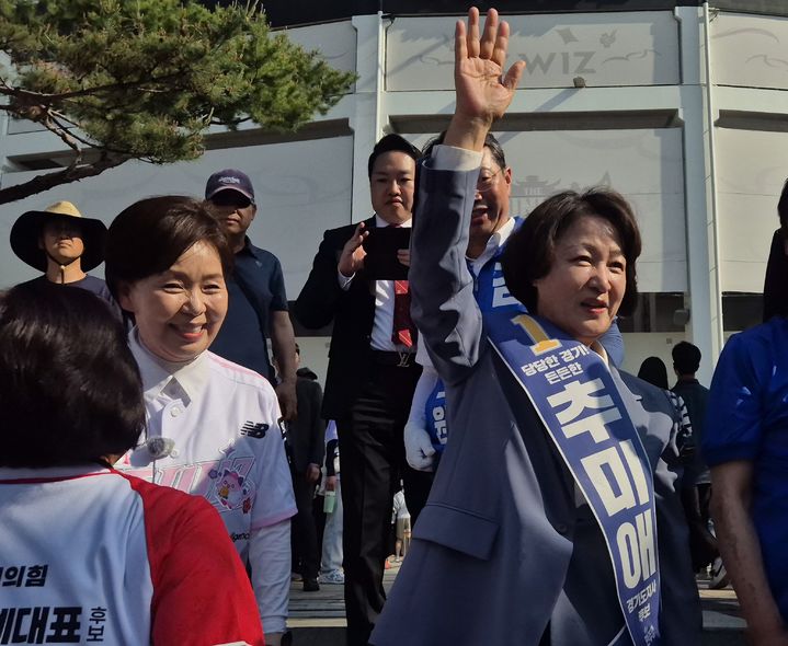 [수원=뉴시스] 이병희 기자 = 6·3 지방선거 경기도지사 선거에 출마한 더불어민주당 추미애 후보와 국민의힘 양향자 후보가 23일 오후 경기 수원시 장안구 KT위즈파크 앞에서 시민들을 만나고 있다. 2026.05.23. iambh@newsis.com *재판매 및 DB 금지
