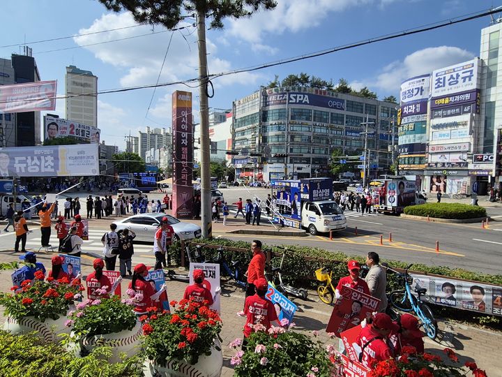 [수원=뉴시스] 이병희 기자 = 6·3 지방선거 공식선거운동이 시작된 첫 주말인 23일 수원시 장안구 KT위즈파크 앞(장안구청사거리). 2026.05.23. iambh@newsis.com *재판매 및 DB 금지