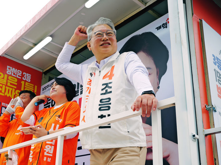 [수원=뉴시스] 조응천 개혁신당 경기도지사 후보가 23일 마석시장 앞에서 선거유세를 벌이고 있다. (사진=조응천 후보 제공) 2026.05.23. photo@newsis.com *재판매 및 DB 금지