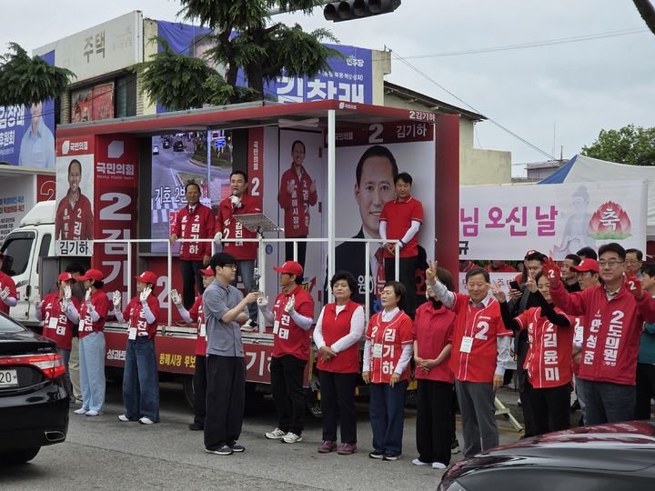 [동해=뉴시스] 23일 국민의힘 김진태 강원도지사 후보가 이날 오전 국내 3대 5일장 중 하나인 동해 북평5일장 앞에서 집중 유세를 펼치고 있다.(사진=김진태 캠프 제공)photo@newsis.com *재판매 및 DB 금지