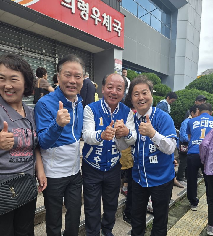 [의령=뉴시스]손태영(가운데) 의령군수후보.(사진=손태영 의령군수후보 제공)2026.05.23.photo@newsis.com *재판매 및 DB 금지