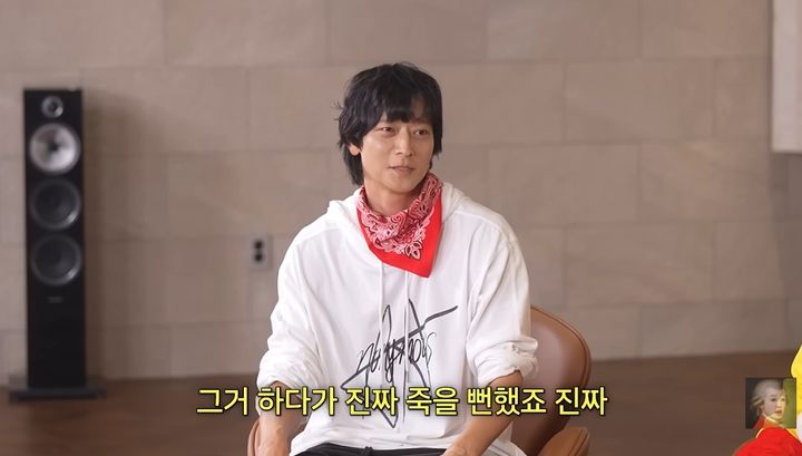[서울=뉴시스] 21일 유튜브 채널 '공부왕찐천재 홍진경'에는 강동원이 게스트로 출연한 영상이 공개됐다. (사진=유튜브 채널 '공부왕찐천재 홍진경' 화면 캡처) 2026.05.23. photo@newsis.com *재판매 및 DB 금지