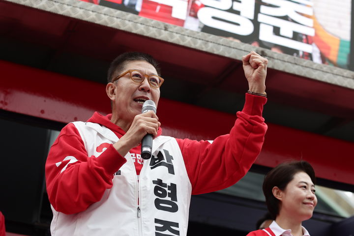 [부산=뉴시스] 박형준 국민의힘 부산시장 후보가 23일 오후 사직야구장을 방문해 지지를 호소하고 있다. (사진=박형준 캠프 제공) 2026.05.23. photo@newsis.com *재판매 및 DB 금지