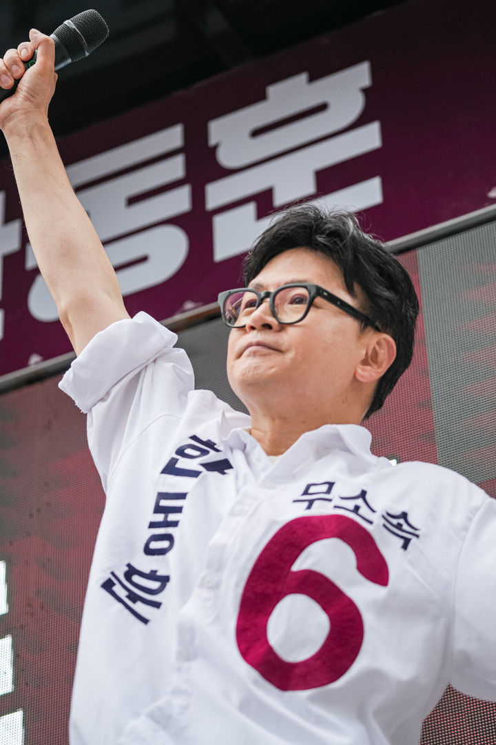 [부산=뉴시스] 한동훈 무소속 부산 북갑 국회의원 후보가 23일 오후 북구 덕천동에서 유세를 하고 있다. (사진=한동훈 캠프 제공) 2026.05.23. photo@newsis.com *재판매 및 DB 금지