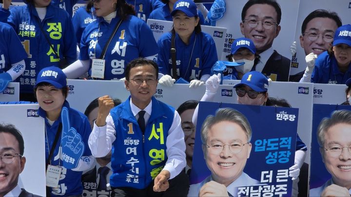 [여수=뉴시스] 더불어민주당 서영학 여수시장 후보가 21일 여수 이순신광장에서 6·3지방선거 출정식을 하고 있다. (사진=선거사무소 제공) 2026.05.21. photo@newsis.com *재판매 및 DB 금지 *재판매 및 DB 금지