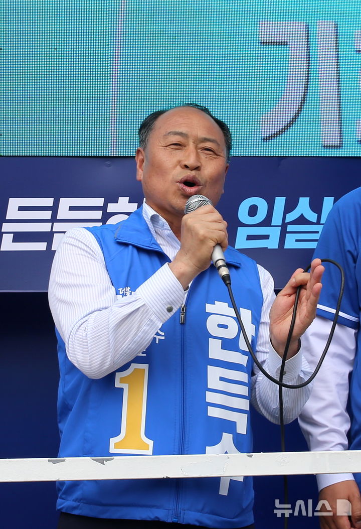 [임실=뉴시스] 김종효 기자 = 23일 임실시장에서 열린 민주당 한득수 군수후보의 집중유세, 한득수 후보가 연설을 통해 임실군 예산 1조원 시대를 약속하고 있다. 2026.05.23. kjh6685@newsis.com 