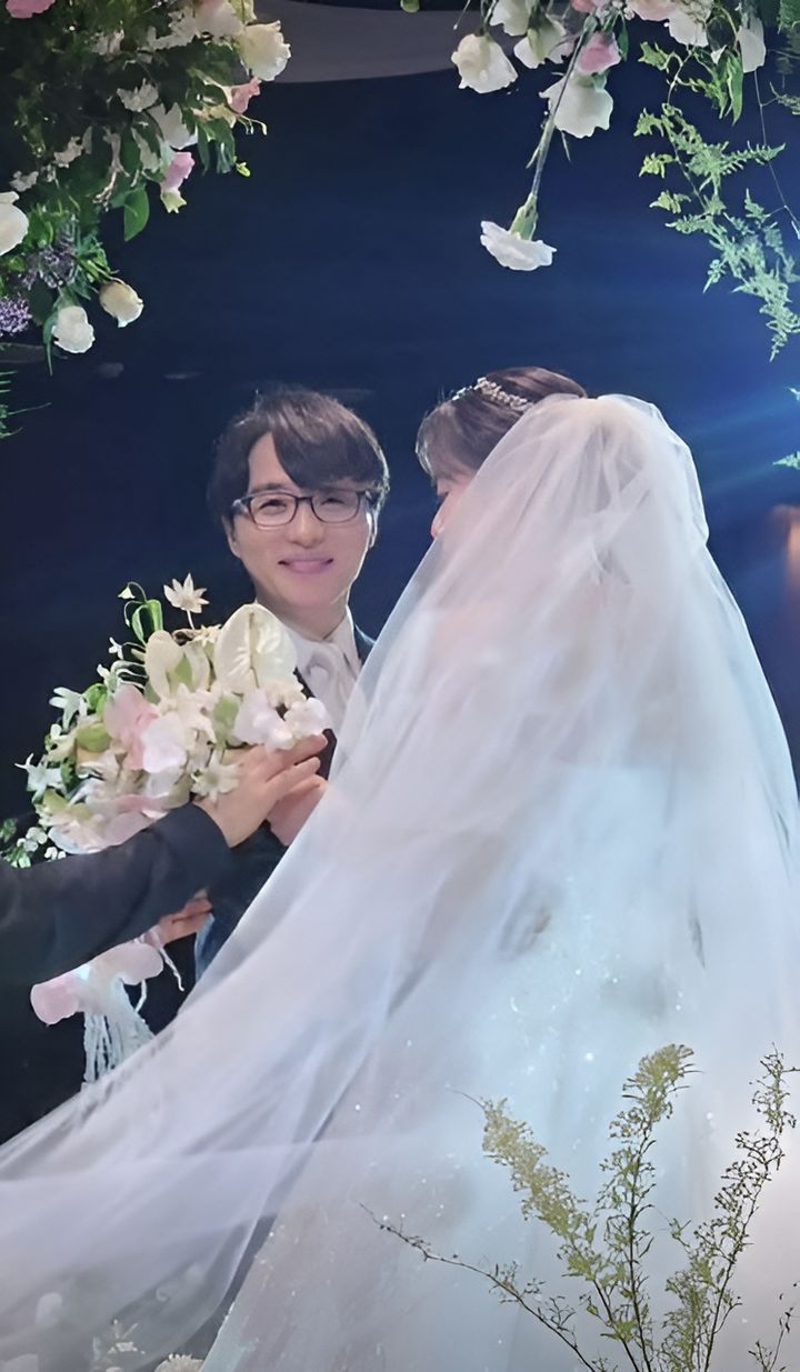 [서울=뉴시스] 성우 남도형이 23일 서울 종로구의 한 웨딩홀에서 비연예인 예비신부와 백년가약을 맺었다.(사진=남도형 인스타그램) 2026.05.24. photo@newsis.com *재판매 및 DB 금지