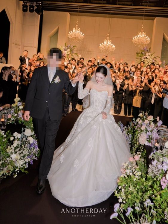 [서울=뉴시스] 고(故) 최진실의 딸 최준희가 23일 사회관계망서비스(SNS)를 통해 결혼식 사진을 공개했다.(사진=최준희 인스타그램) 2026.05.24. photo@newsis.com *재판매 및 DB 금지