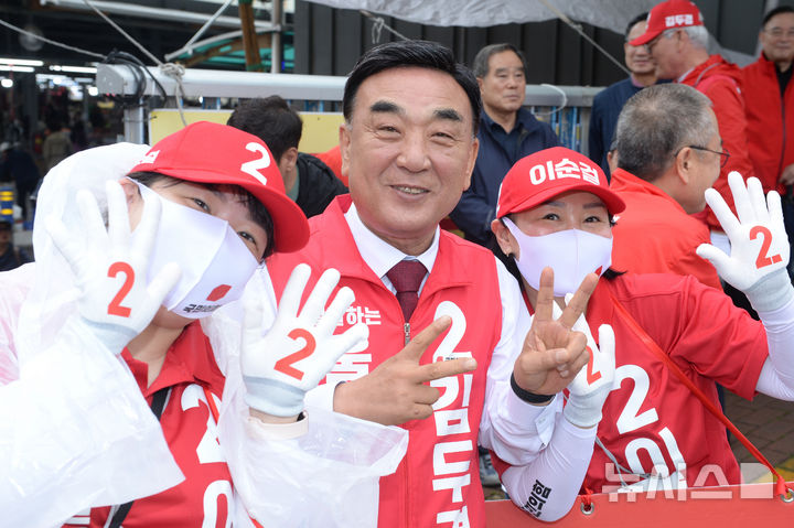 [울산=뉴시스] 배병수 기자 = 국민의힘 김두겸 울산시장 후보가 지난 23일 울주군 남창옹기종기시장에서 유세에 앞서 선거운동원들과 기념촬영을 하고 있다. 2026.05.23. bbs@newsis.com