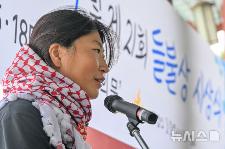 [광주=뉴시스] 이영주 기자 = 제21회 들불상 수상자로 선정된 평화활동가 김아현(활동명 해초씨가 23일 오후 광주 북구 운정동 국립5·18민주묘지에서 열린 들불상 시상식에 참여해 수상소감을 밝히고 있다. 2026.05.23. leeyj2578@newsis.com