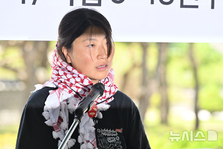 [광주=뉴시스] 이영주 기자 = 제21회 들불상 수상자로 선정된 평화활동가 김아현(활동명 해초씨가 23일 오후 광주 북구 운정동 국립5·18민주묘지에서 열린 들불상 시상식에 참여해 수상소감을 밝히고 있다. 2026.05.23. leeyj2578@newsis.com