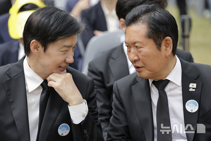 [김해=뉴시스] 최동준 기자 = 정청래(오른쪽) 더불어민주당 대표와 조국 조국혁신당 대표가 23일 경남 김해시 봉하마을에서 열린 노무현 전 대통령 서거 17주기 추도식에 참석해 이야기를 나누고 있다. 2026.05.23. photocdj@newsis.com