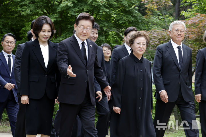 [김해=뉴시스] 최동준 기자 = 이재명 대통령과 김혜경 여사, 문재인 전 대통령, 권양숙 여사와 23일 경남 김해시 봉하마을에서 열린 노무현 전 대통령 서거 17주기 추도식에 입장하고 있다. 2026.05.23. photocdj@newsis.com