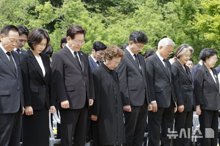 [김해=뉴시스] 최동준 기자 = 이재명 대통령과 김혜경 여사가 23일 경남 김해시 봉하마을에서 열린 노무현 전 대통령 서거 17주기 추도식에서 참석자들과 묵념을 하고 있다. 2026.05.23. photocdj@newsis.com