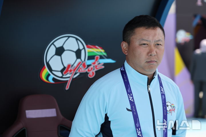 [수원=뉴시스] 황준선 기자 = 23일 오후 경기 수원종합운동장에서 열린 2025~2026시즌 아시아축구연맹(AFC) 여자 챔피언스리그(AWCL) 결승전 도쿄 베르디 벨레자와 내고향여자축구단의 경기, 내고향 리유일 감독이 경기를 기다리고 있다. 2026.05.23. hwang@newsis.com
