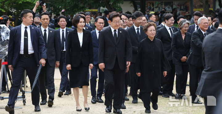 [김해=뉴시스] 최동준 기자 = 이재명 대통령과 김혜경 여사가 23일 경남 김해 봉하마을에서 열린 고 노무현 전 대통령 서거 17주기 추도식에 참석하고 있다. 2026.05.23. photocdj@newsis.com