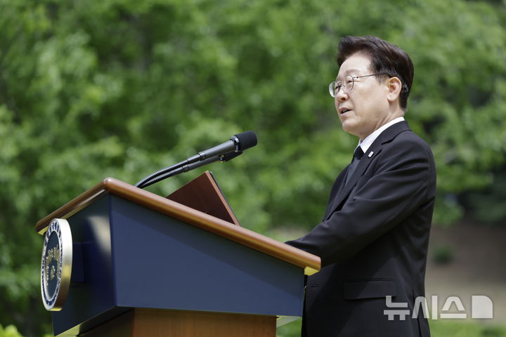 [김해=뉴시스] 최동준 기자 = 이재명 대통령이 23일 경남 김해시 봉하마을에서 열린 노무현 전 대통령 서거 17주기 추도식에서 추도사를 하고 있다. 2026.05.23. photocdj@newsis.com