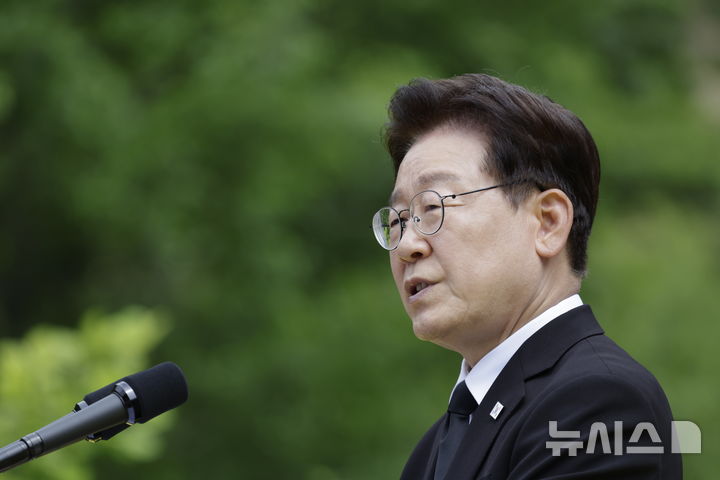[김해=뉴시스] 최동준 기자 = 이재명 대통령이 23일 경남 김해시 봉하마을에서 열린 노무현 전 대통령 서거 17주기 추도식에서 추도사를 하고 있다. 2026.05.23. photocdj@newsis.com