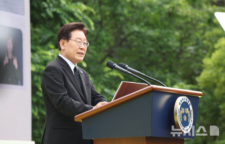 [김해=뉴시스] 최동준 기자 = 이재명 대통령과 김혜경 여사가 23일 경남 김해 봉하마을에서 열린 고 노무현 전 대통령 서거 17주기 추도식에서 추도사를 있다. 2026.05.23. photocdj@newsis.com