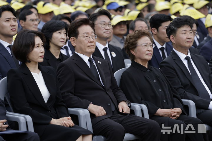 [김해=뉴시스] 최동준 기자 = 이재명 대통령과 김혜경 여사를 비롯한 참석자들이 23일 경남 김해시 봉하마을에서 열린 노무현 전 대통령 서거 17주기 추도식에서 한명숙 전 총리 추도사를 경청하고 있다. 2026.05.23. photocdj@newsis.com
