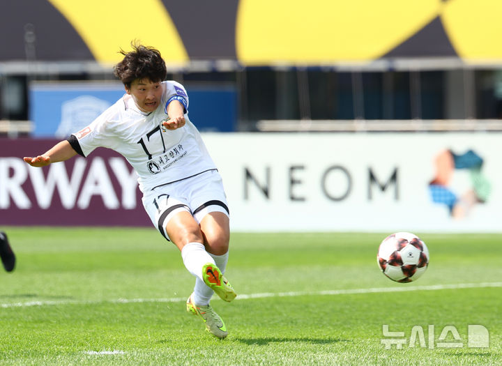 [수원=뉴시스] 황준선 기자 = 23일 오후 경기 수원종합운동장에서 열린 2025~2026시즌 아시아축구연맹(AFC) 여자 챔피언스리그(AWCL) 결승전 도쿄 베르디 벨레자와 내고향여자축구단의 경기, 전반 내고향 김경영이 팀의 첫 번째 골을 넣고 있다. 2026.05.23. hwang@newsis.com