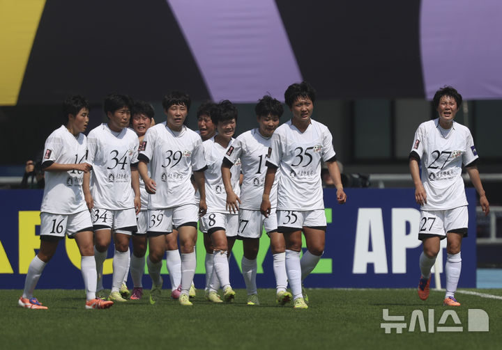 [수원=뉴시스] 김근수 기자 = 23일 오후 경기 수원종합운동장에서 열린 2025~2026시즌 아시아축구연맹(AFC) 여자 챔피언스리그(AWCL) 결승전 도쿄 베르디 벨레자와 내고향여자축구단의 경기, 전반 내고향여자축구단 김경영이 선취골을 뽑아내고 선수들과 기뻐하고 있다. 2026.05.23. ks@newsis.com