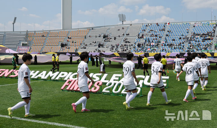 입장하는 내고향여자축구단