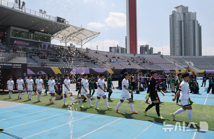 [수원=뉴시스] 황준선 기자 = 23일 오후 경기 수원종합운동장에서 열린 2025~2026시즌 아시아축구연맹(AFC) 여자 챔피언스리그(AWCL) 결승전 도쿄 베르디 벨레자와 내고향여자축구단의 경기, 내고향 선수들이 경기장에 입장하고 있다. 2026.05.23. hwang@newsis.com