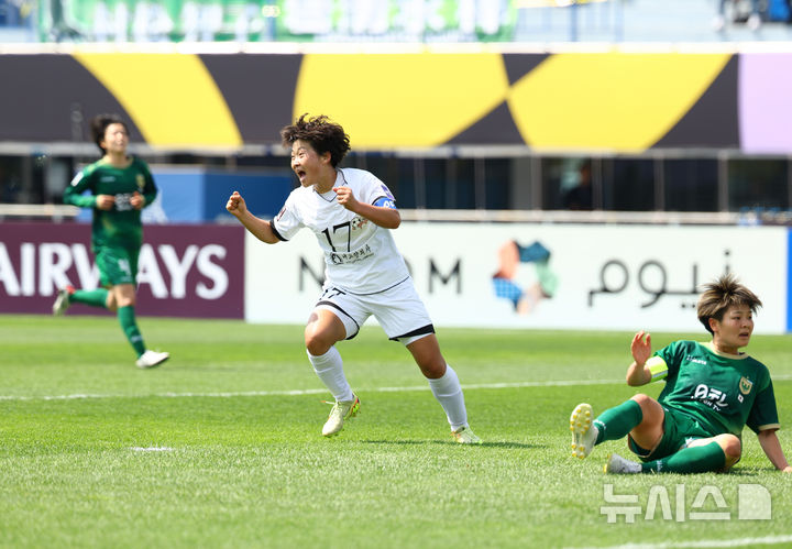 [수원=뉴시스] 황준선 기자 = 23일 오후 경기 수원종합운동장에서 열린 2025~2026시즌 아시아축구연맹(AFC) 여자 챔피언스리그(AWCL) 결승전 도쿄 베르디 벨레자와 내고향여자축구단의 경기, 전반 내고향 김경영이 팀의 첫 번째 골을 넣고 기뻐하고 있다. 2026.05.23. hwang@newsis.com
