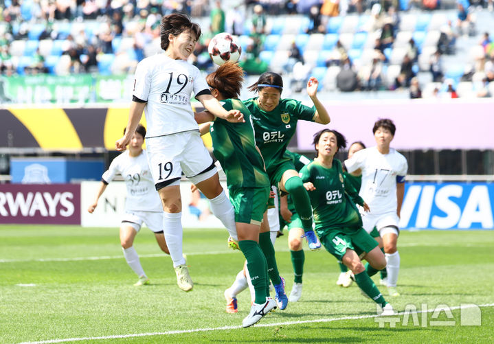 [수원=뉴시스] 황준선 기자 = 23일 오후 경기 수원종합운동장에서 열린 2025~2026시즌 아시아축구연맹(AFC) 여자 챔피언스리그(AWCL) 결승전 도쿄 베르디 벨레자와 내고향여자축구단의 경기, 전반 내고향 리수정이 볼다툼을 하고 있다. 2026.05.23. hwang@newsis.com