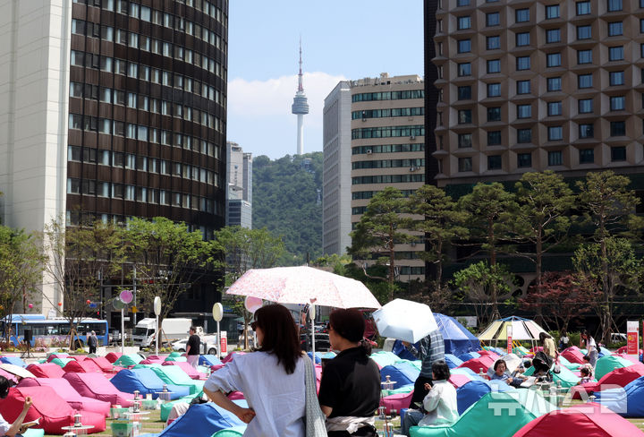 [서울=뉴시스] 최진석 기자 = 서울 낮 최고기온이 24도까지 오르며 화창한 날씨를 보이고 있는 23일 오후 중구 서울광장 야외도서관 '책 읽는 서울광장'에 나들이객들이 주말을 만끽하고 있다. 2026.05.23. myjs@newsis.com