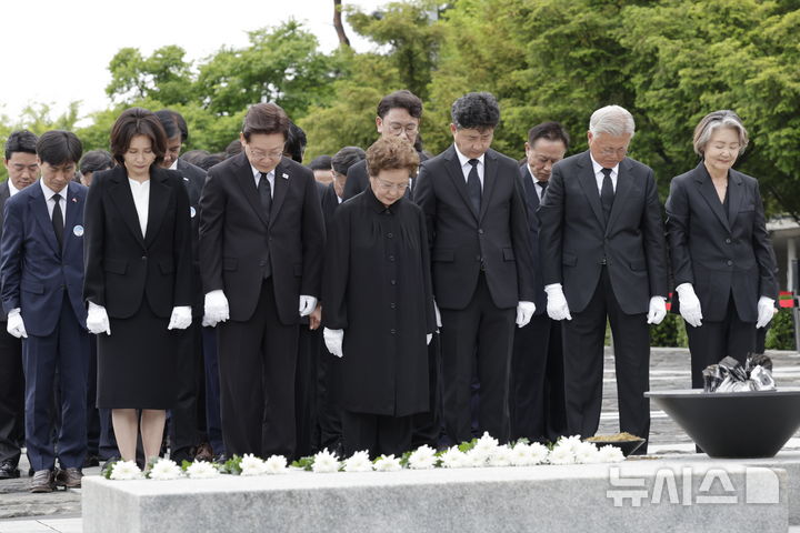 [김해=뉴시스] 최동준 기자 = 이재명 대통령과 김혜경 여사를 비롯한 유가족과 참석자들이 23일 경남 김해시 봉하마을 노무현 전 대통령 묘역에 참배하고 있다. 사진 왼쪽부터 김혜경 여사, 이재명 대통령, 권양숙 여사, 장남 노건호씨, 문재인 전 대통령, 김정숙 여사. 2026.05.23. photocdj@newsis.com