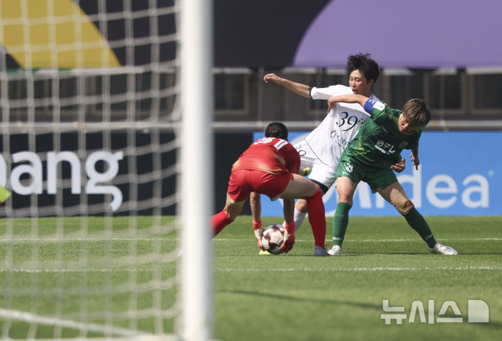 [수원=뉴시스] 김근수 기자 = 23일 오후 경기 수원종합운동장에서 열린 2025~2026시즌 아시아축구연맹(AFC) 여자 챔피언스리그(AWCL) 결승전 도쿄 베르디 벨레자와 내고향여자축구단의 경기, 후반 내고향여자축구단 리국향이 돌파를 하고 있다. 2026.05.23. ks@newsis.com