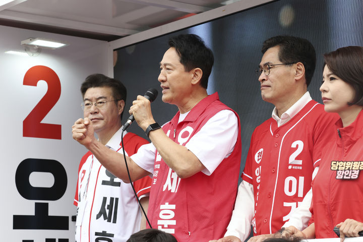 [서울=뉴시스] 최진석 기자 = 오세훈 국민의힘 서울시장 후보가 23일 서울 양천구 신정네거리역에서 유세하고 있다. (사진=오세훈 서울시장 후보 캠프 제공) 2026.05.23. photo@newsis.com *재판매 및 DB 금지